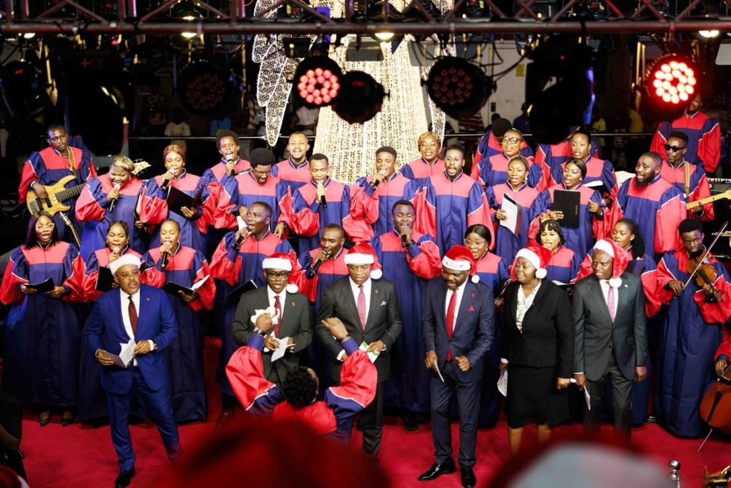 l-r Executive Director, Alex Alozie; Deputy Managing Director, Chukwuma Nweke; Group Managing Director/CEO, Oliver Alawuba; Deputy Managing Director,  Muyiwa Akinyemi; Executive Directors – Abiola Bawuah and Ugo Nwaghodoh,  flanked by Lagos Community Gospel Choir, at the UBA Christmas Light Up and Carol Evening, held at the UBA House and UBA Foundation Roundabout in Marina, Lagos on Monday